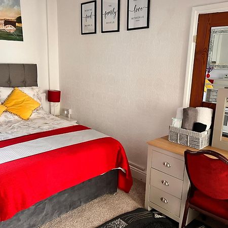Victoria House - Self Catering Quiet Guesthouse - Adult Singles And Couples Only Blackpool Exteriér fotografie