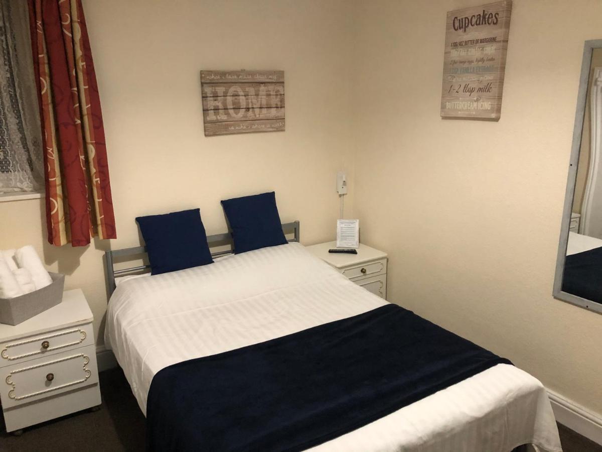 Victoria House - Self Catering Quiet Guesthouse - Adult Singles And Couples Only Blackpool Exteriér fotografie
