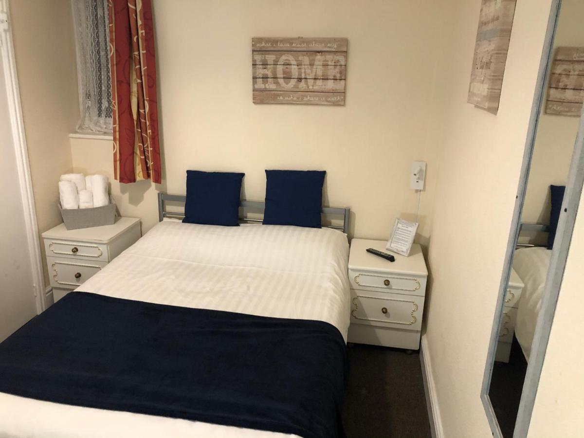 Victoria House - Self Catering Quiet Guesthouse - Adult Singles And Couples Only Blackpool Exteriér fotografie