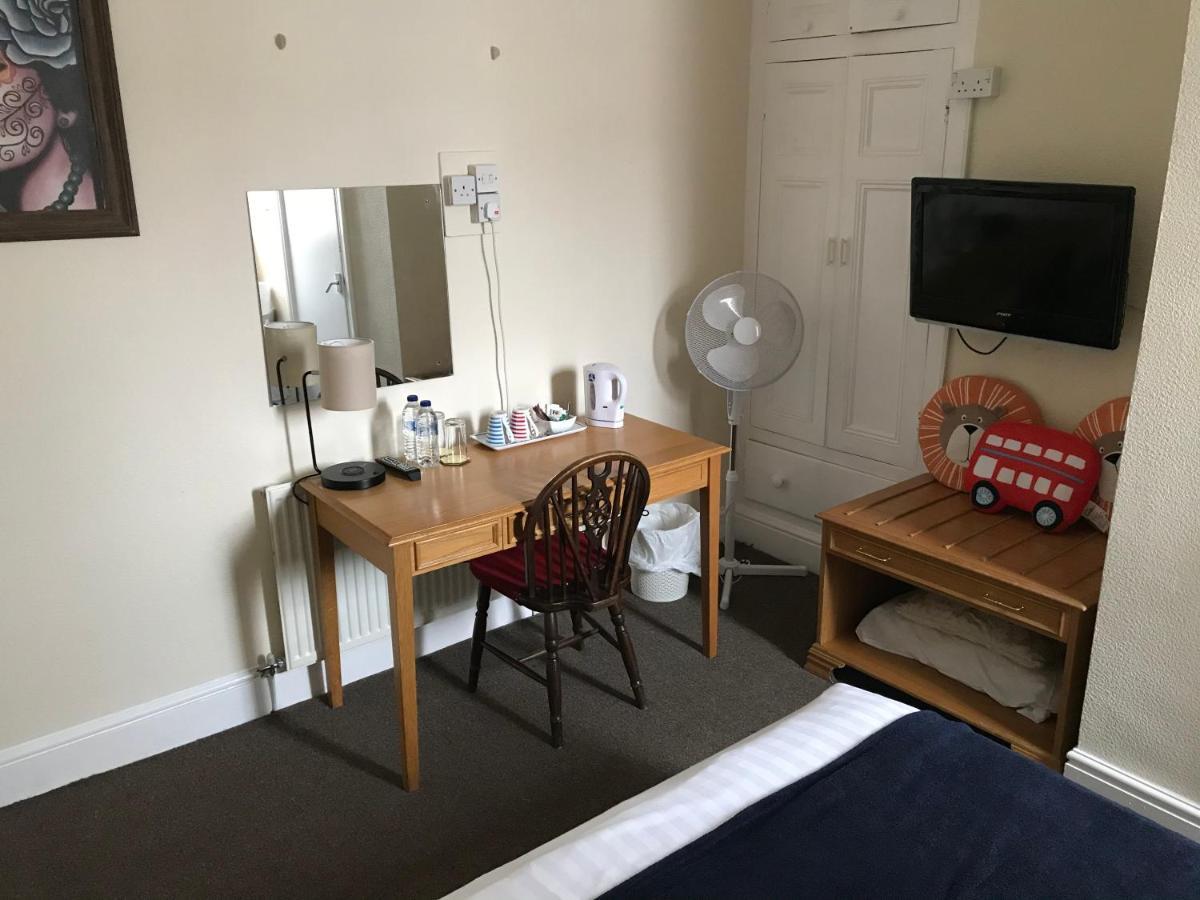Victoria House - Self Catering Quiet Guesthouse - Adult Singles And Couples Only Blackpool Exteriér fotografie