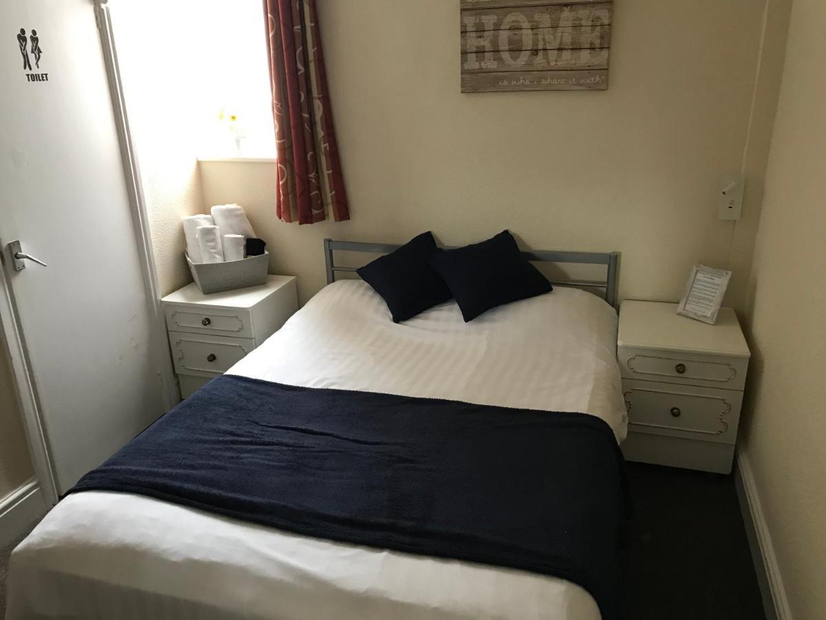 Victoria House - Self Catering Quiet Guesthouse - Adult Singles And Couples Only Blackpool Exteriér fotografie