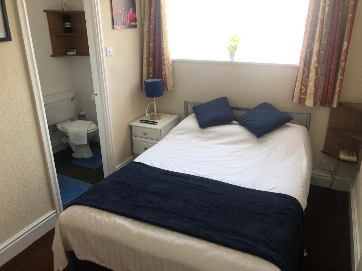 Victoria House - Self Catering Quiet Guesthouse - Adult Singles And Couples Only Blackpool Exteriér fotografie