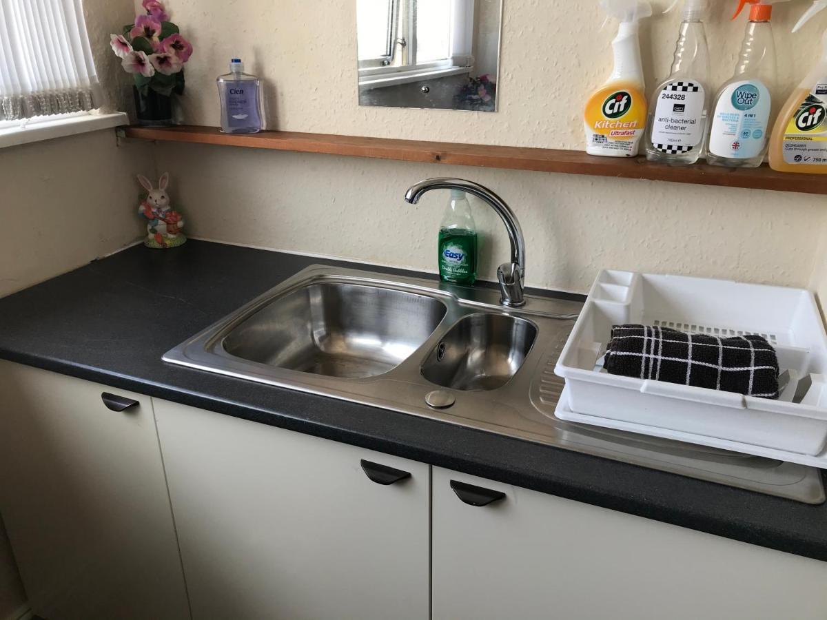 Victoria House - Self Catering Quiet Guesthouse - Adult Singles And Couples Only Blackpool Exteriér fotografie