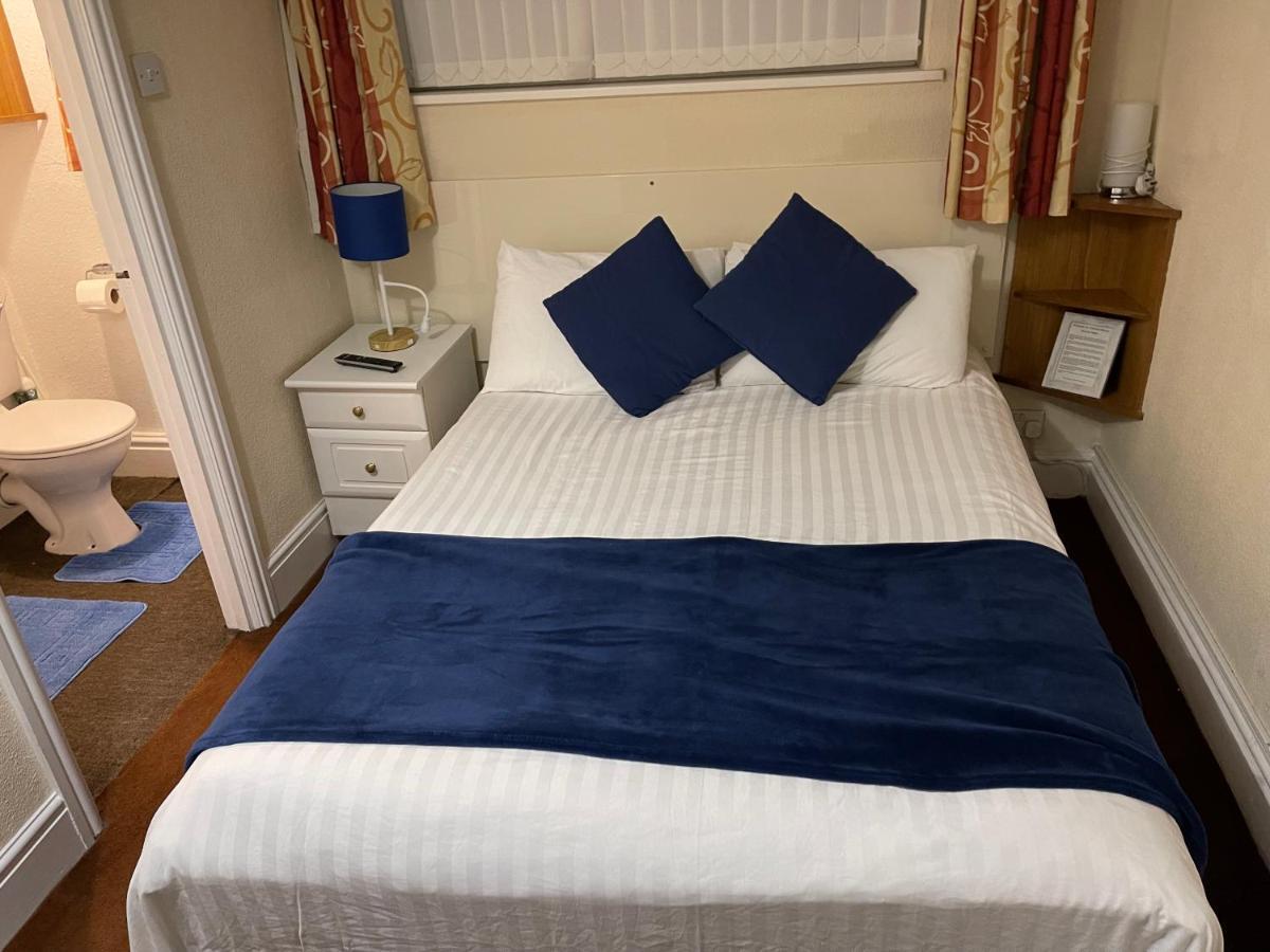 Victoria House - Self Catering Quiet Guesthouse - Adult Singles And Couples Only Blackpool Exteriér fotografie