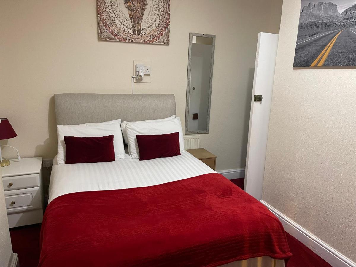 Victoria House - Self Catering Quiet Guesthouse - Adult Singles And Couples Only Blackpool Exteriér fotografie