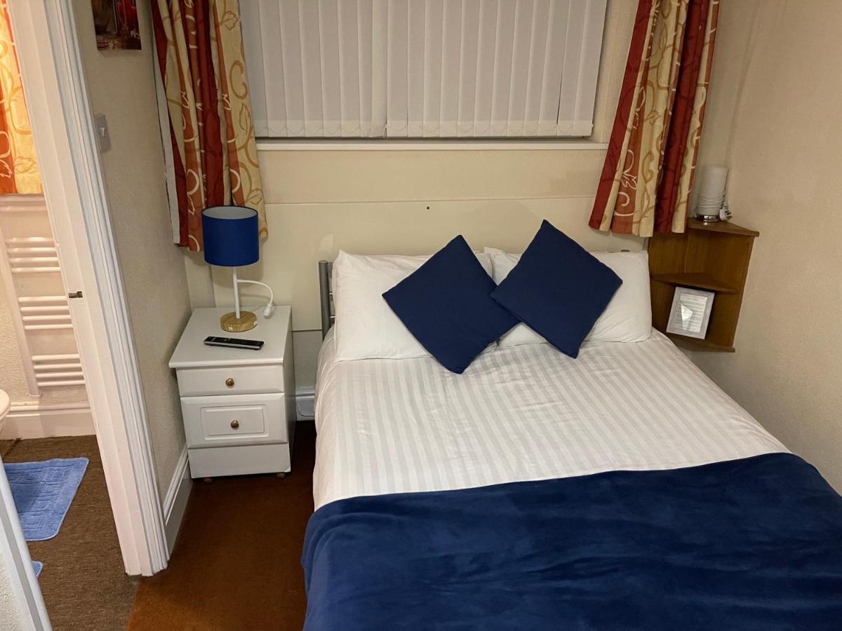 Victoria House - Self Catering Quiet Guesthouse - Adult Singles And Couples Only Blackpool Exteriér fotografie