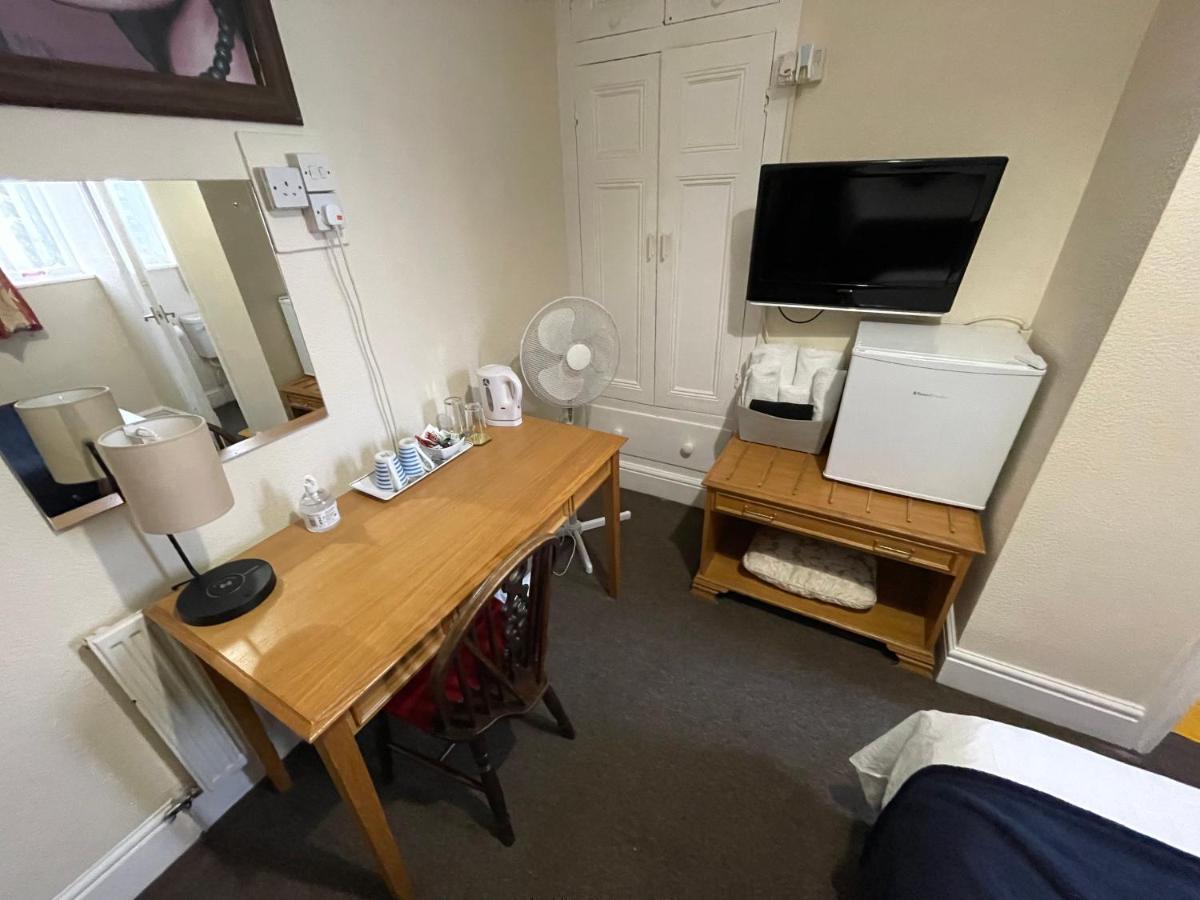Victoria House - Self Catering Quiet Guesthouse - Adult Singles And Couples Only Blackpool Exteriér fotografie