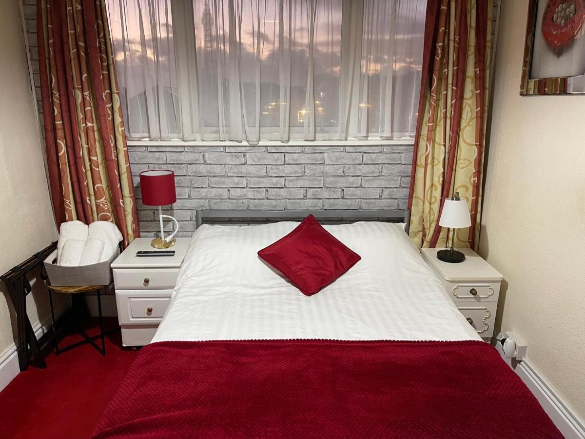 Victoria House - Self Catering Quiet Guesthouse - Adult Singles And Couples Only Blackpool Exteriér fotografie