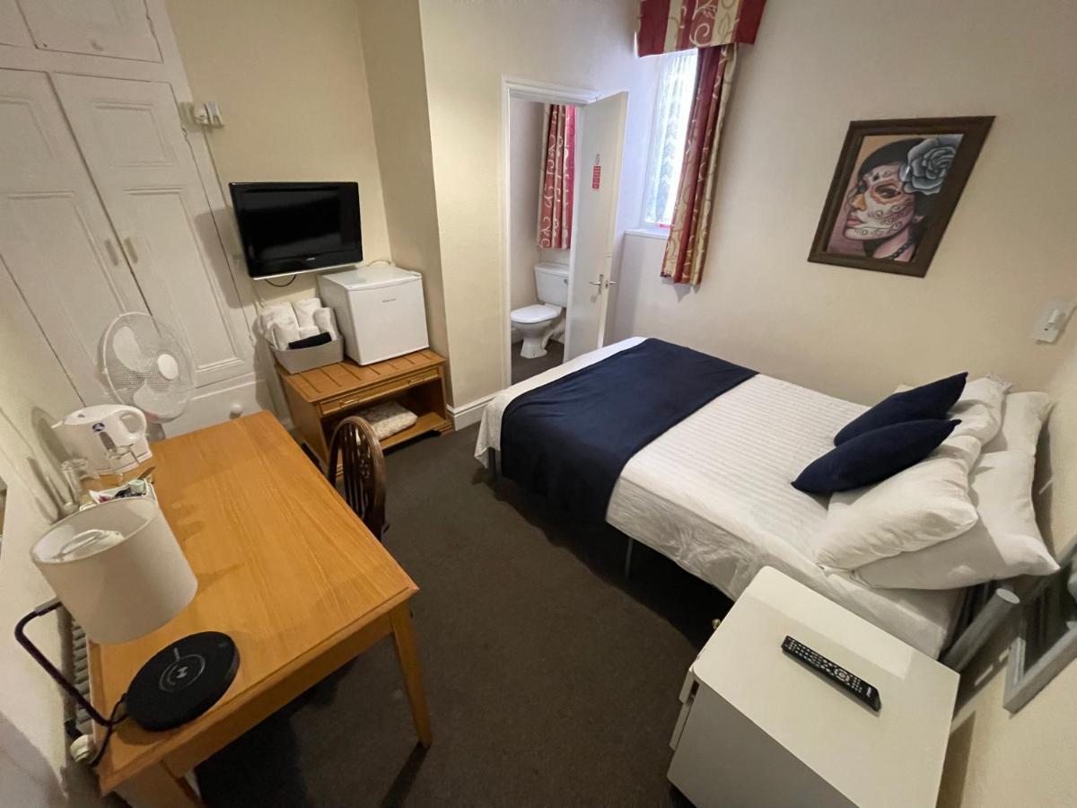 Victoria House - Self Catering Quiet Guesthouse - Adult Singles And Couples Only Blackpool Exteriér fotografie