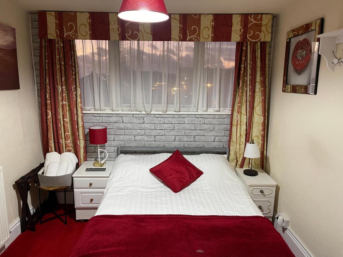 Victoria House - Self Catering Quiet Guesthouse - Adult Singles And Couples Only Blackpool Exteriér fotografie