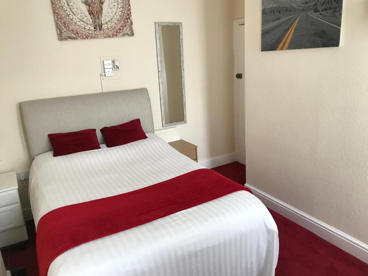 Victoria House - Self Catering Quiet Guesthouse - Adult Singles And Couples Only Blackpool Exteriér fotografie