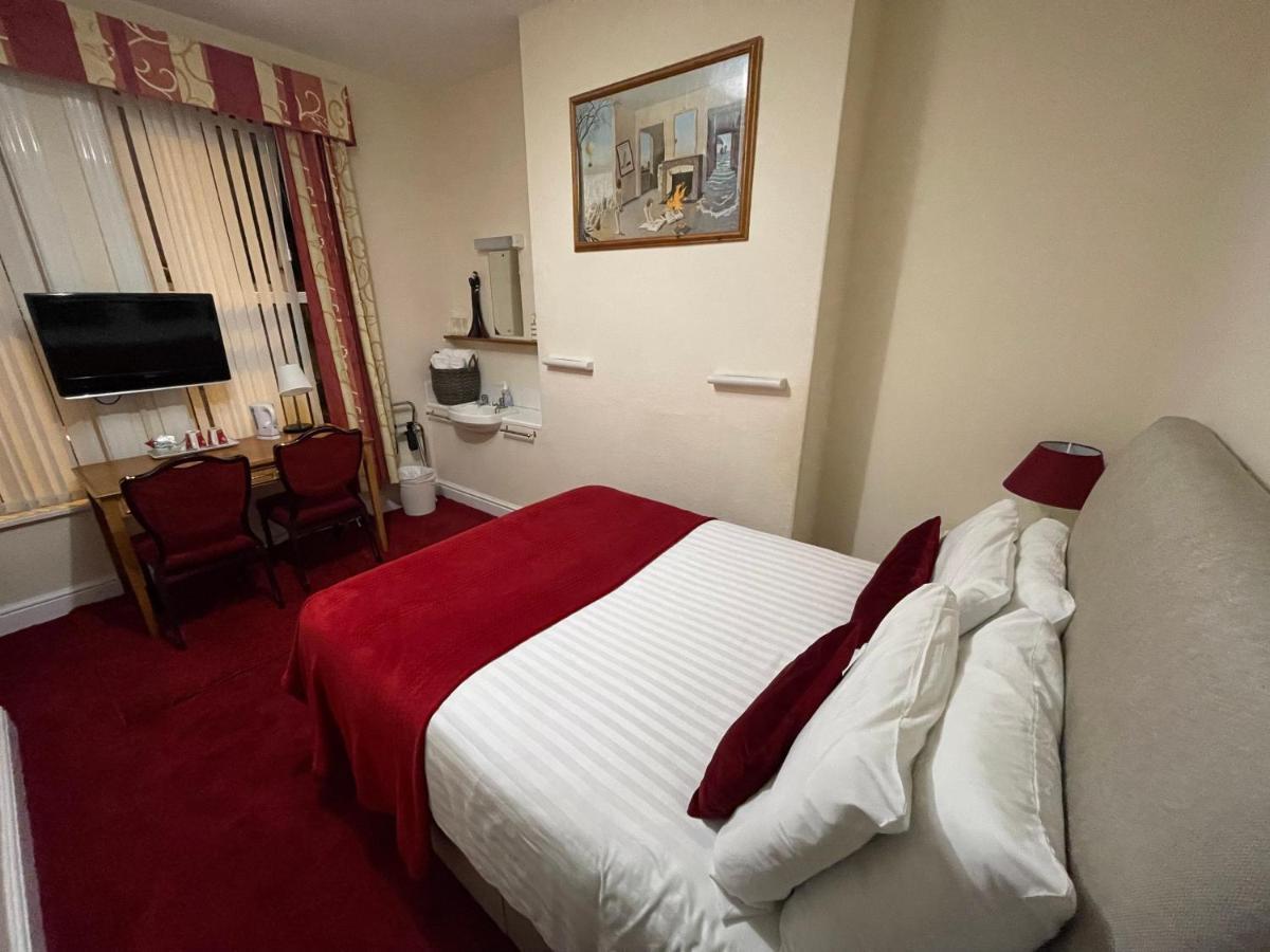 Victoria House - Self Catering Quiet Guesthouse - Adult Singles And Couples Only Blackpool Exteriér fotografie