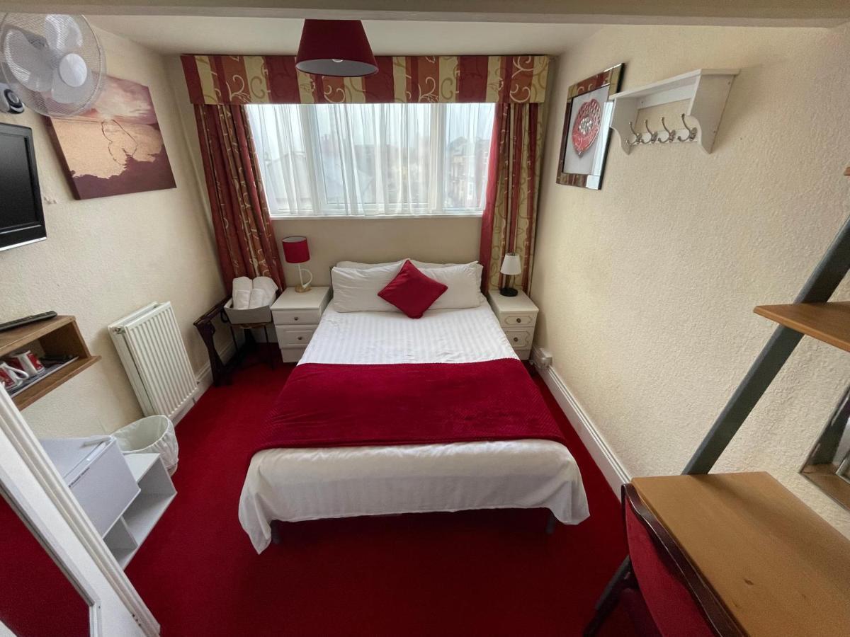 Victoria House - Self Catering Quiet Guesthouse - Adult Singles And Couples Only Blackpool Exteriér fotografie