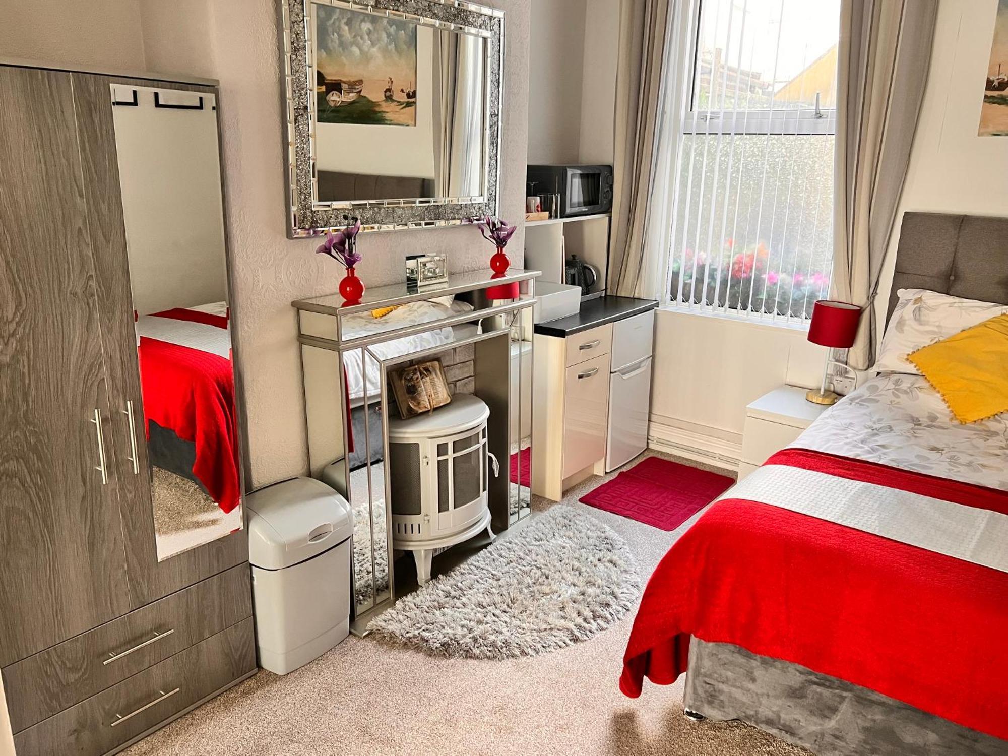 Victoria House - Self Catering Quiet Guesthouse - Adult Singles And Couples Only Blackpool Exteriér fotografie