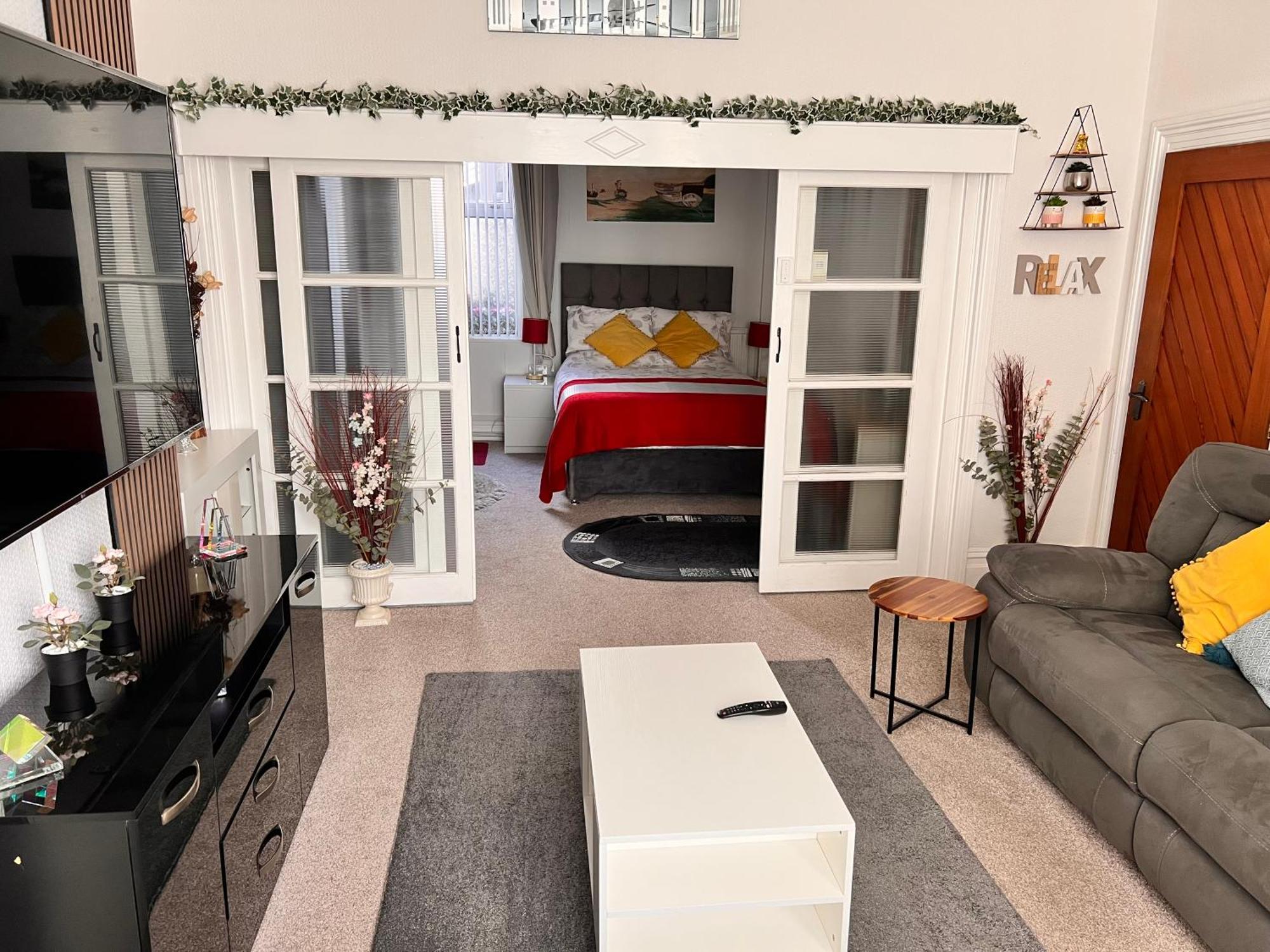 Victoria House - Self Catering Quiet Guesthouse - Adult Singles And Couples Only Blackpool Exteriér fotografie