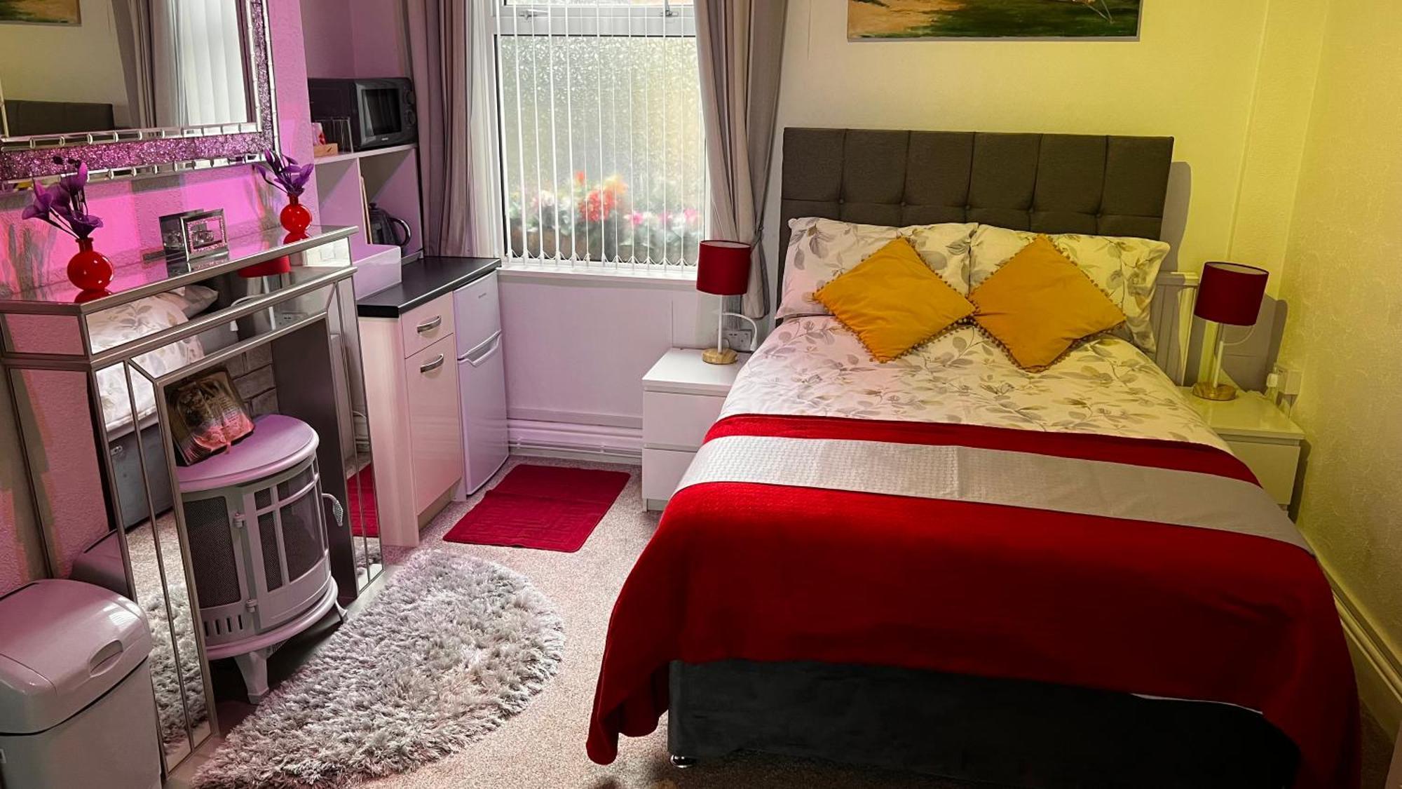 Victoria House - Self Catering Quiet Guesthouse - Adult Singles And Couples Only Blackpool Exteriér fotografie