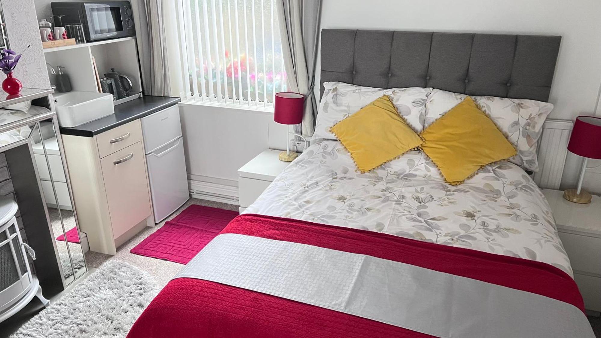 Victoria House - Self Catering Quiet Guesthouse - Adult Singles And Couples Only Blackpool Exteriér fotografie