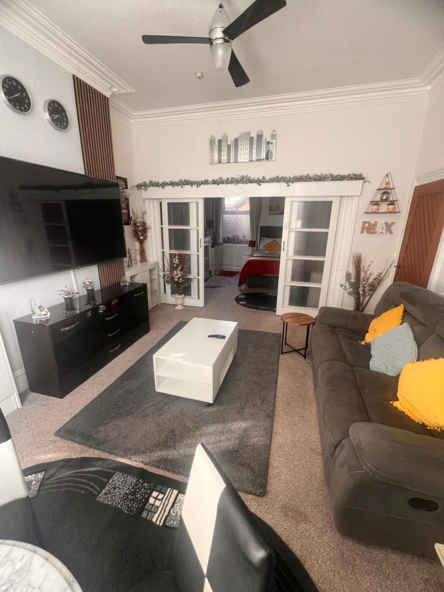 Victoria House - Self Catering Quiet Guesthouse - Adult Singles And Couples Only Blackpool Exteriér fotografie