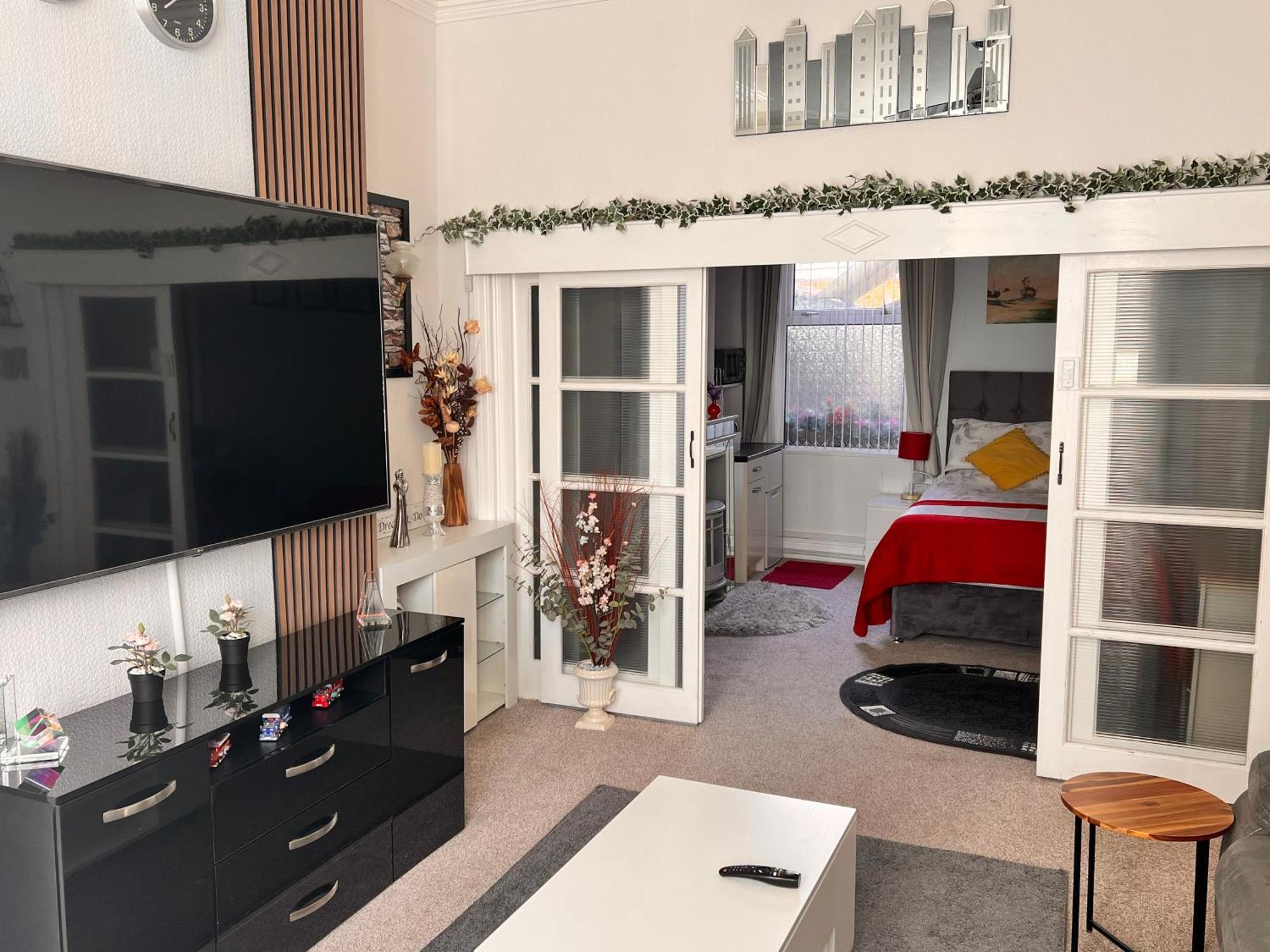 Victoria House - Self Catering Quiet Guesthouse - Adult Singles And Couples Only Blackpool Exteriér fotografie