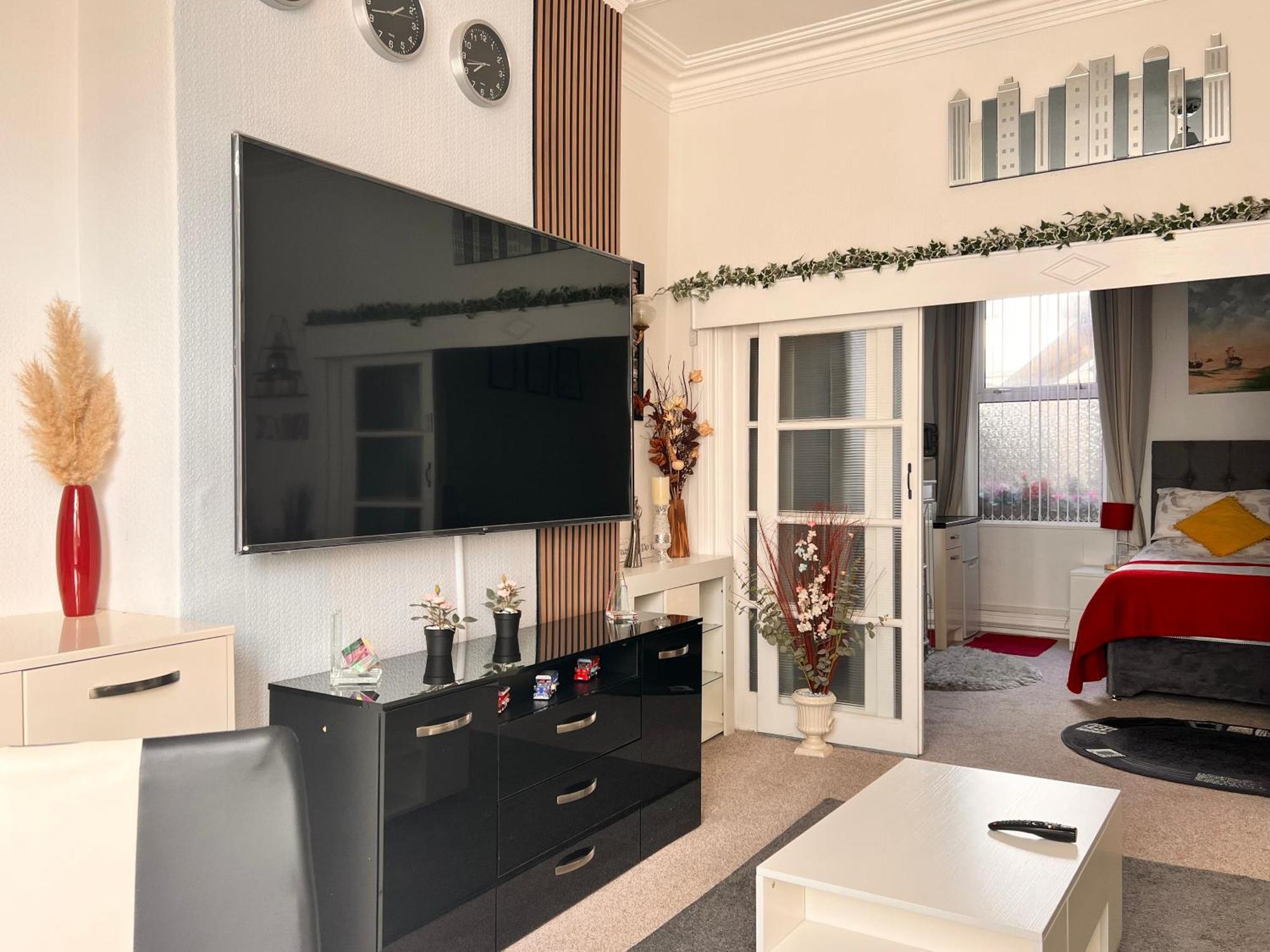 Victoria House - Self Catering Quiet Guesthouse - Adult Singles And Couples Only Blackpool Exteriér fotografie