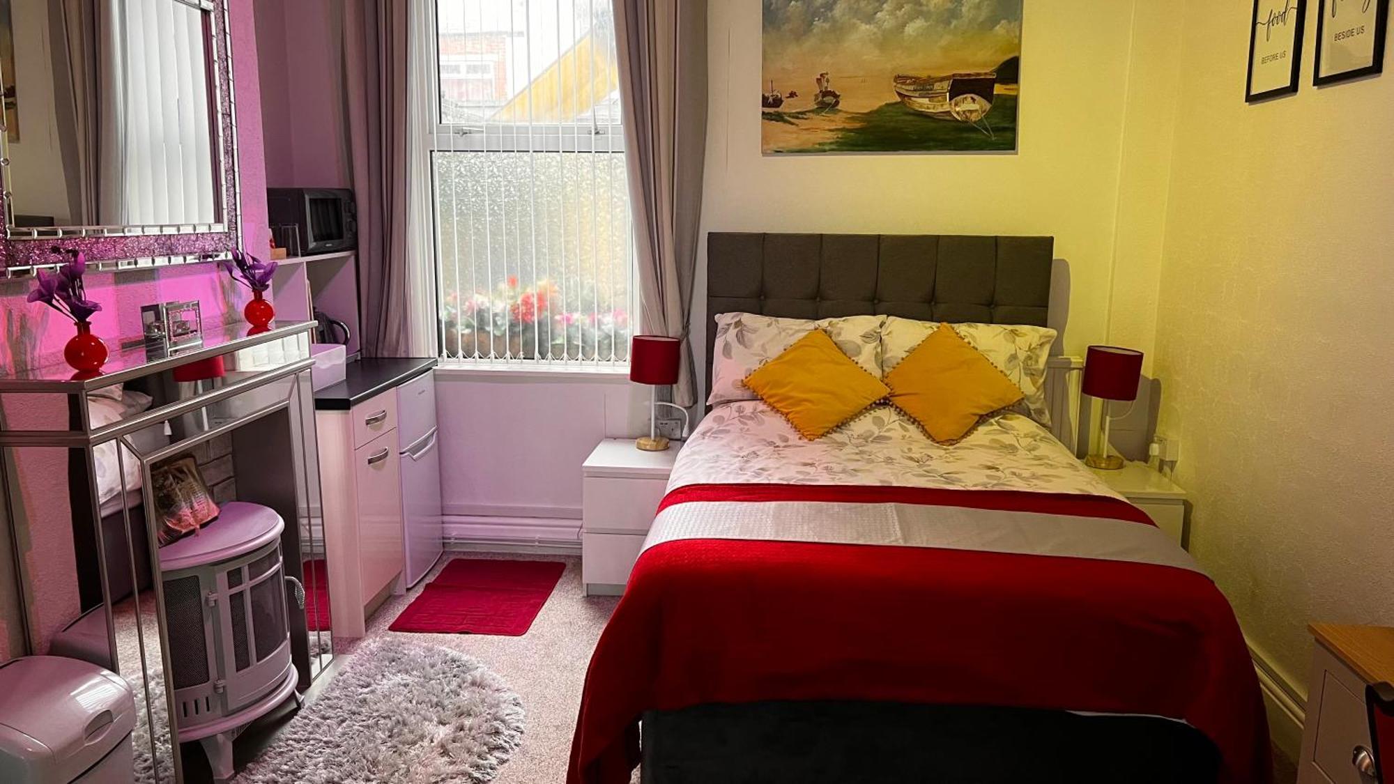 Victoria House - Self Catering Quiet Guesthouse - Adult Singles And Couples Only Blackpool Exteriér fotografie