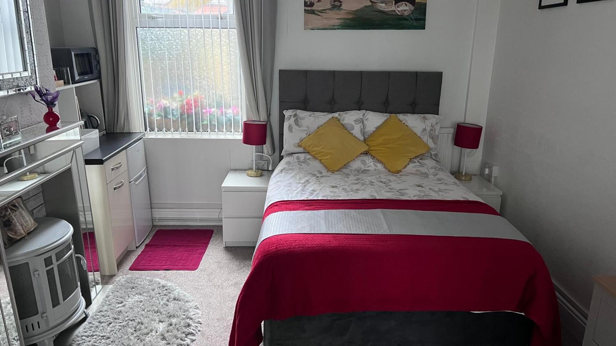 Victoria House - Self Catering Quiet Guesthouse - Adult Singles And Couples Only Blackpool Exteriér fotografie