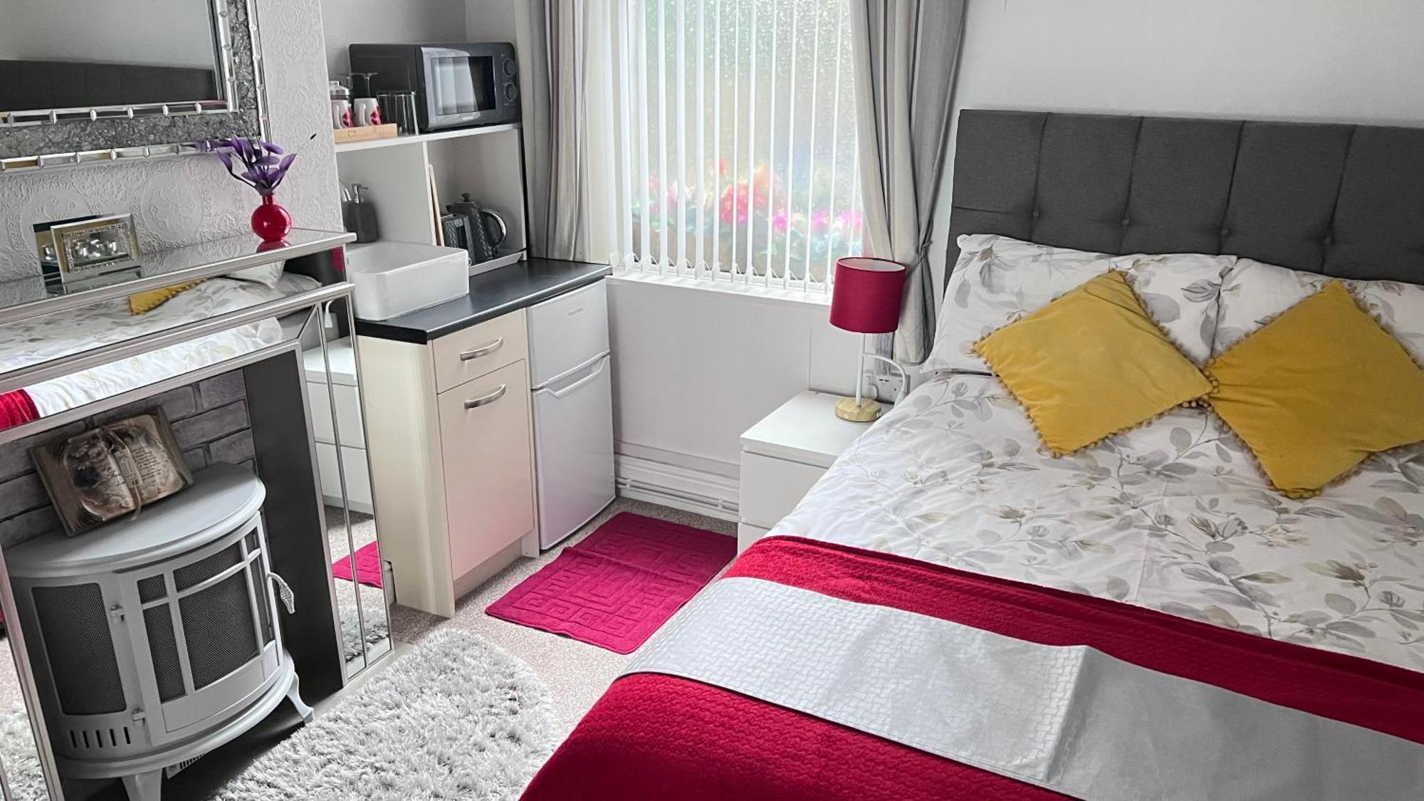 Victoria House - Self Catering Quiet Guesthouse - Adult Singles And Couples Only Blackpool Exteriér fotografie