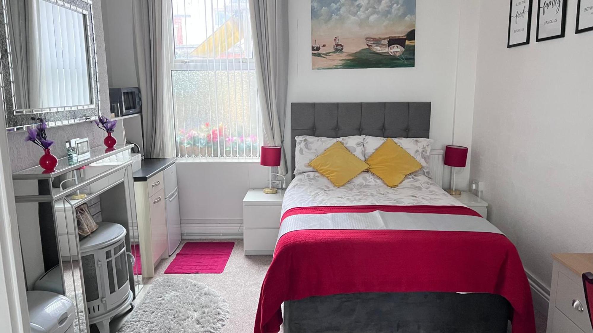 Victoria House - Self Catering Quiet Guesthouse - Adult Singles And Couples Only Blackpool Exteriér fotografie
