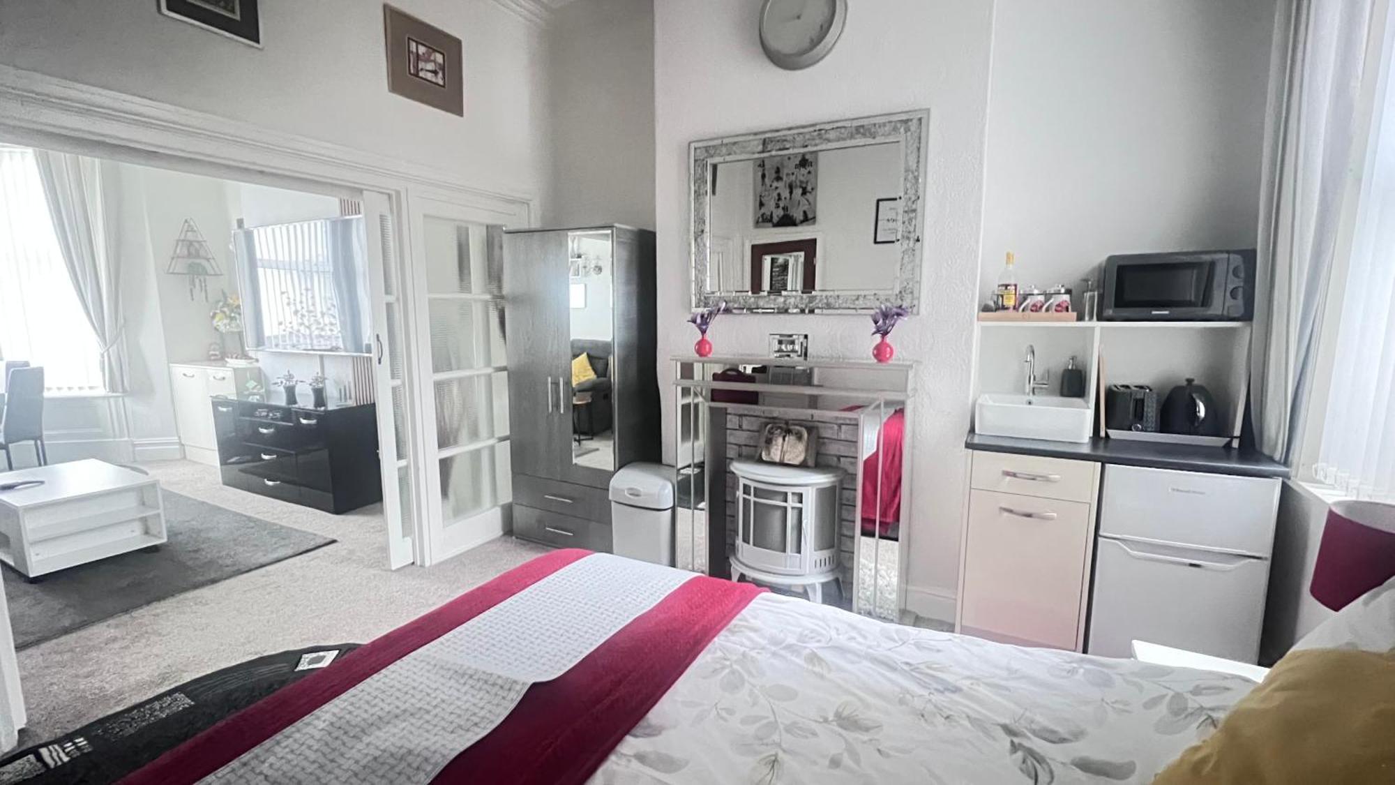 Victoria House - Self Catering Quiet Guesthouse - Adult Singles And Couples Only Blackpool Exteriér fotografie