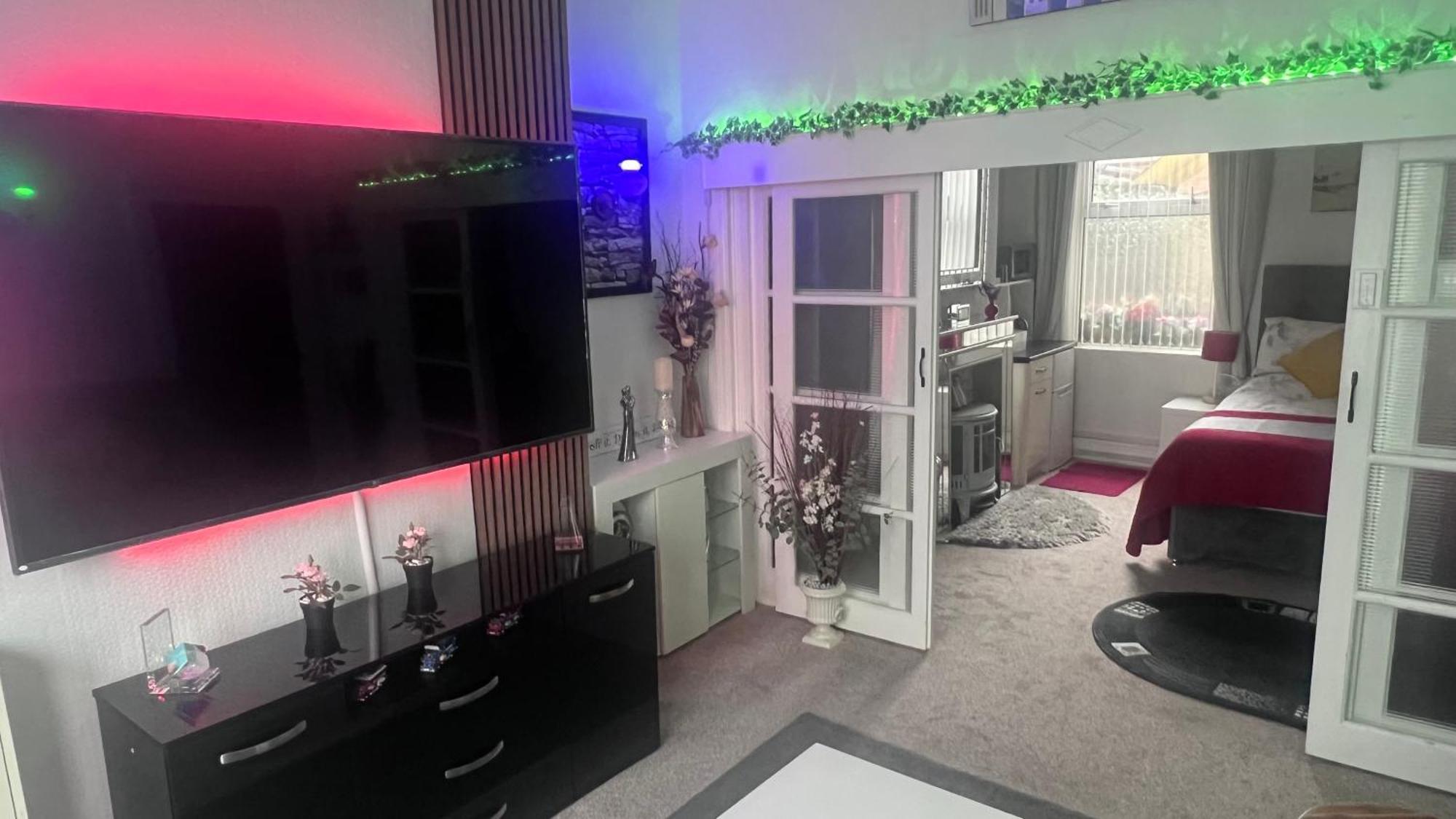 Victoria House - Self Catering Quiet Guesthouse - Adult Singles And Couples Only Blackpool Exteriér fotografie