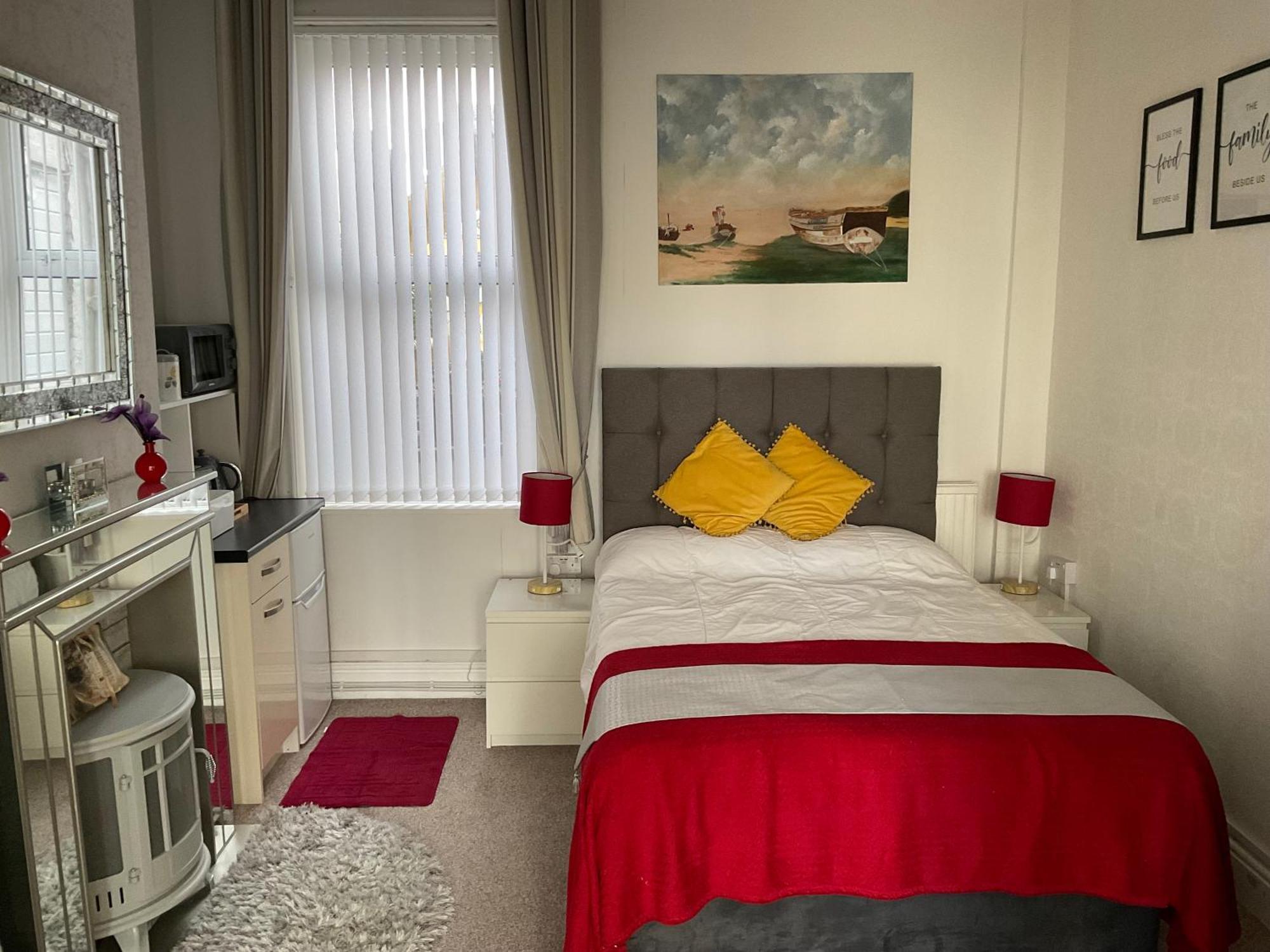 Victoria House - Self Catering Quiet Guesthouse - Adult Singles And Couples Only Blackpool Exteriér fotografie