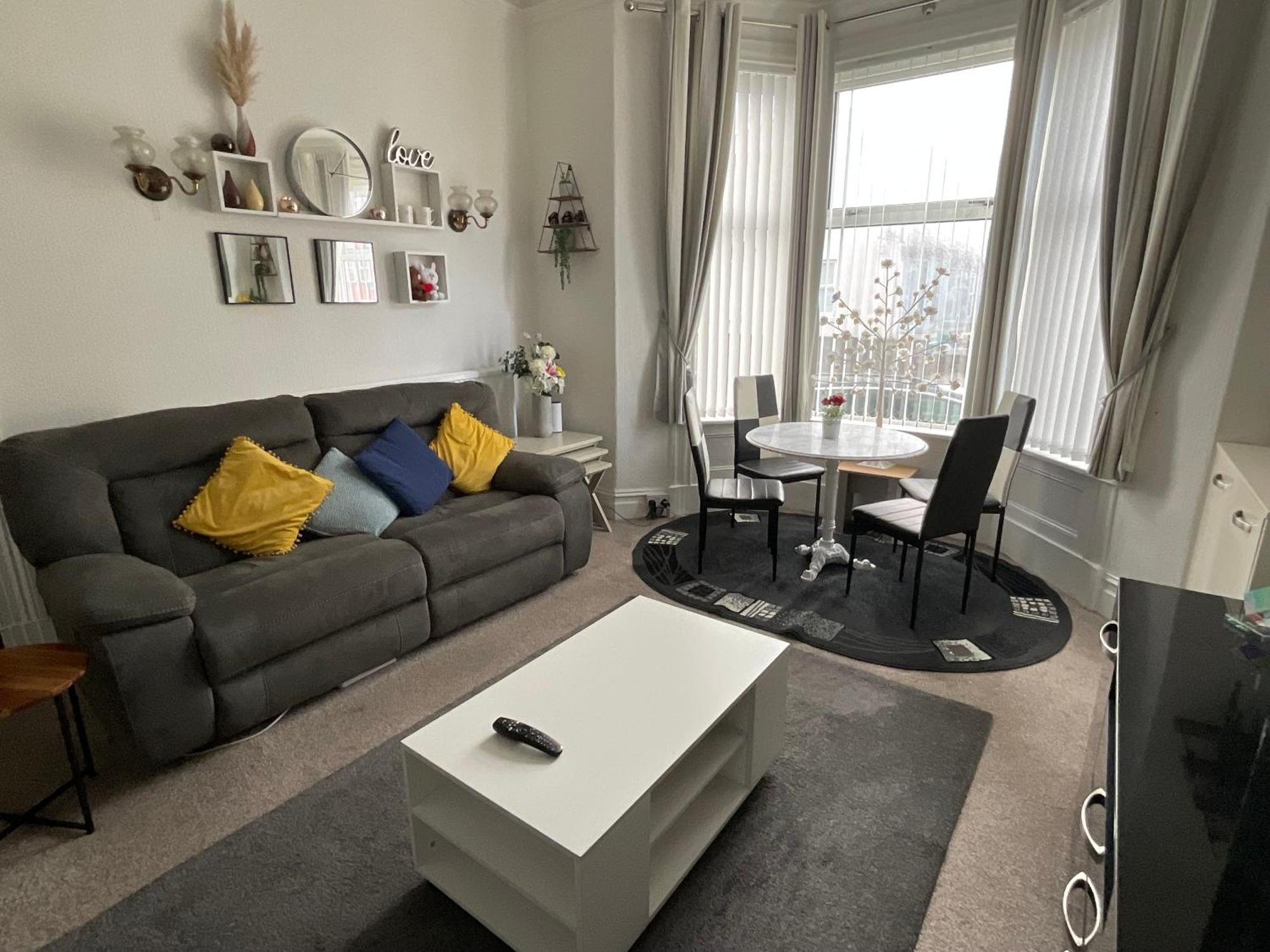 Victoria House - Self Catering Quiet Guesthouse - Adult Singles And Couples Only Blackpool Exteriér fotografie
