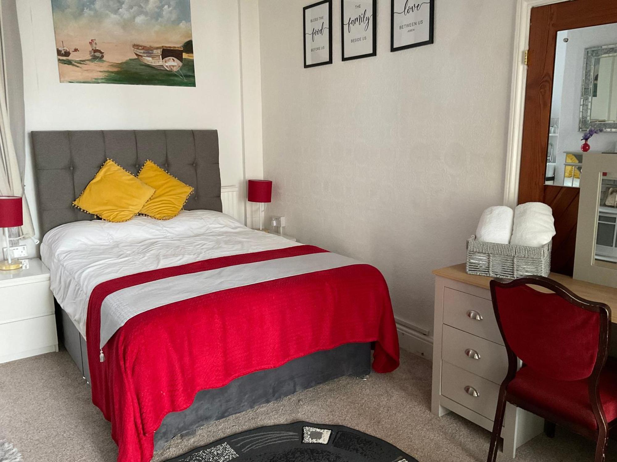 Victoria House - Self Catering Quiet Guesthouse - Adult Singles And Couples Only Blackpool Exteriér fotografie