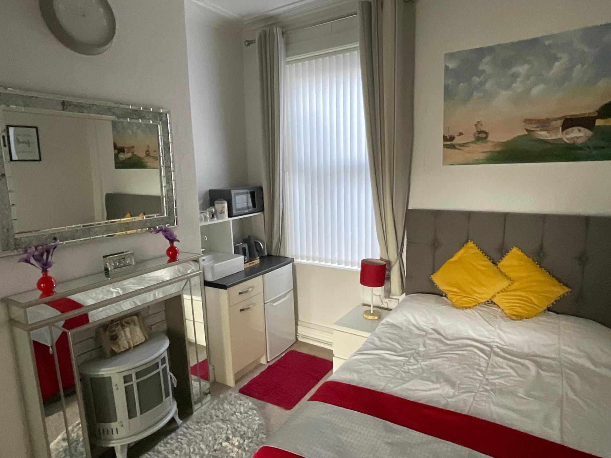 Victoria House - Self Catering Quiet Guesthouse - Adult Singles And Couples Only Blackpool Exteriér fotografie