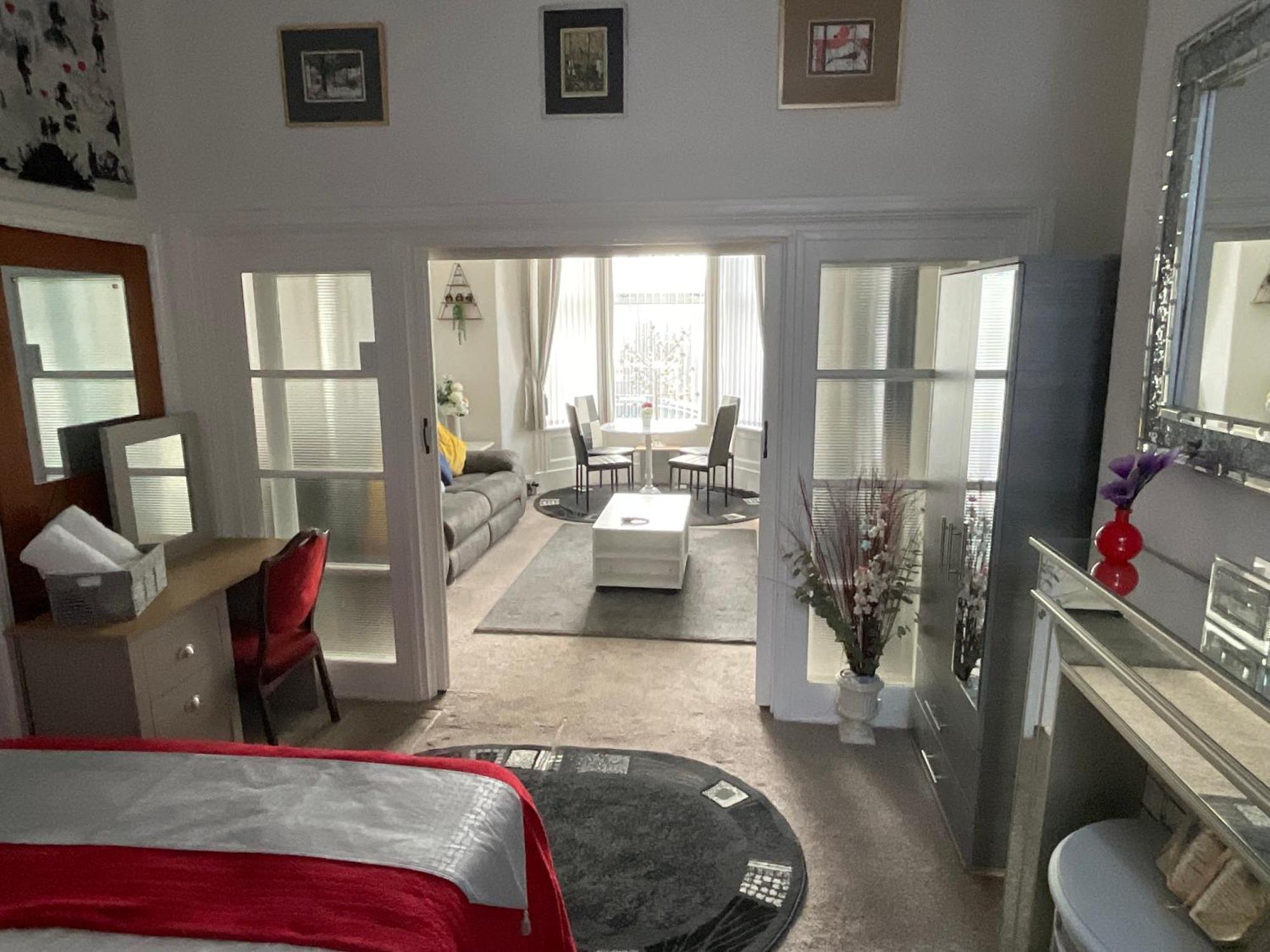 Victoria House - Self Catering Quiet Guesthouse - Adult Singles And Couples Only Blackpool Exteriér fotografie