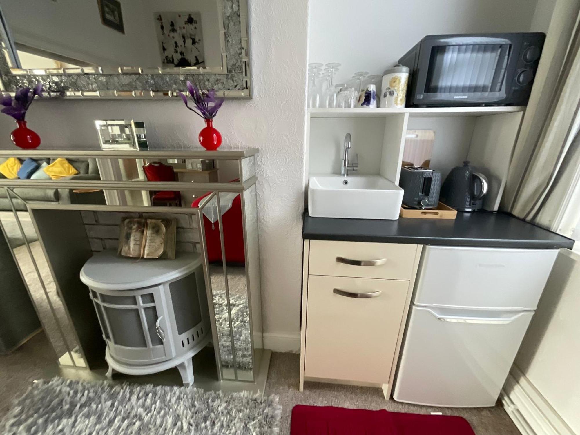 Victoria House - Self Catering Quiet Guesthouse - Adult Singles And Couples Only Blackpool Exteriér fotografie