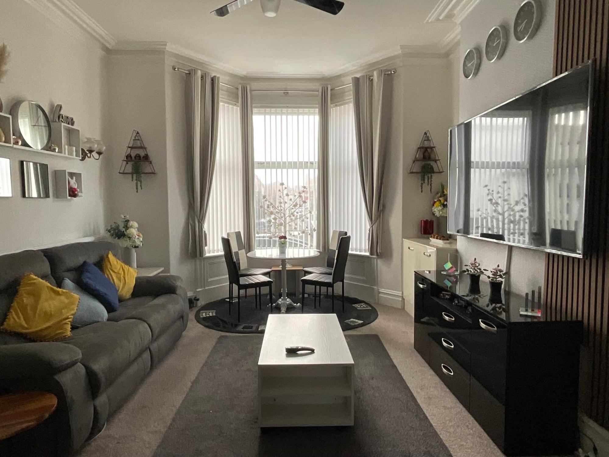Victoria House - Self Catering Quiet Guesthouse - Adult Singles And Couples Only Blackpool Exteriér fotografie