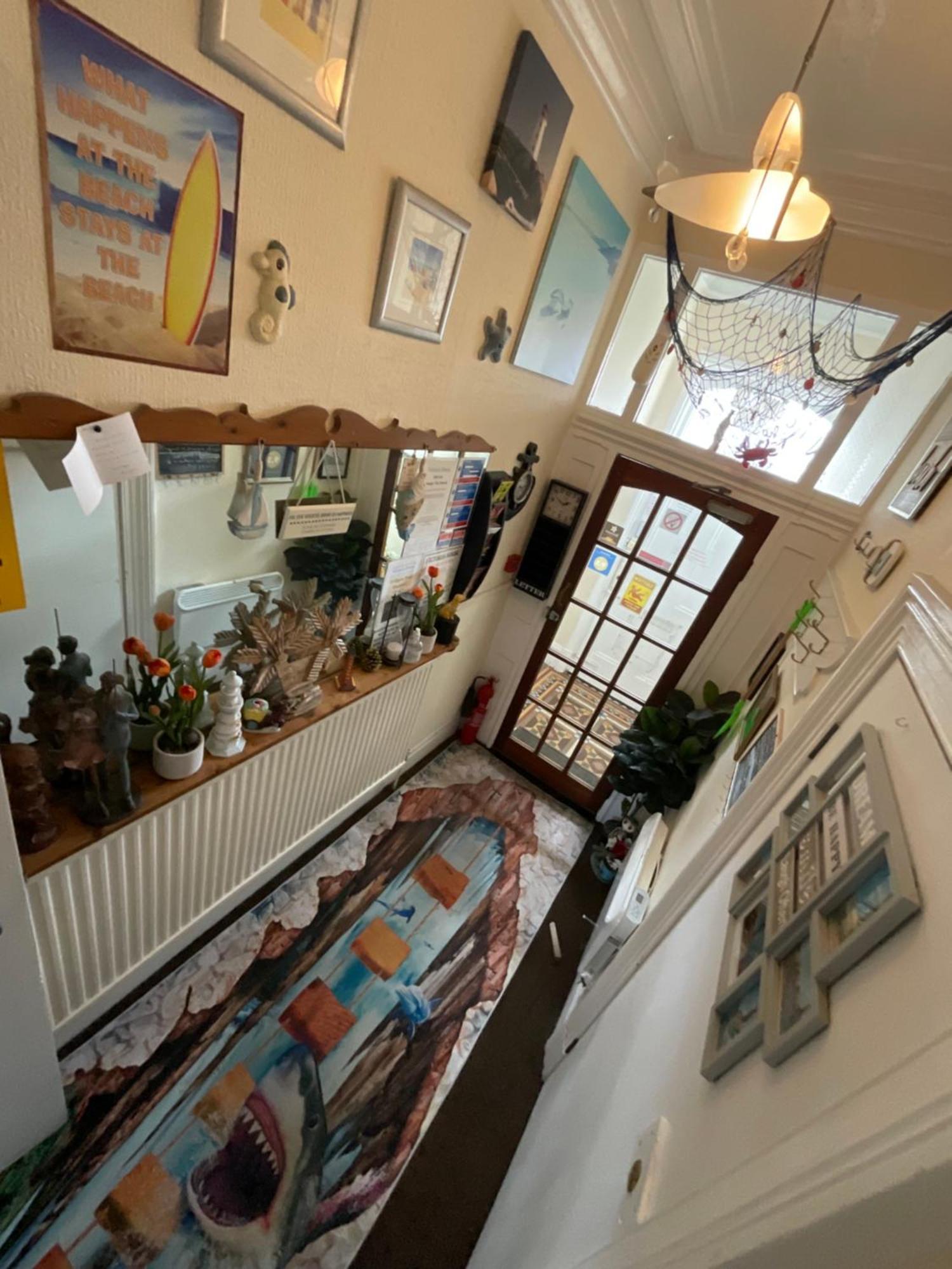 Victoria House - Self Catering Quiet Guesthouse - Adult Singles And Couples Only Blackpool Exteriér fotografie