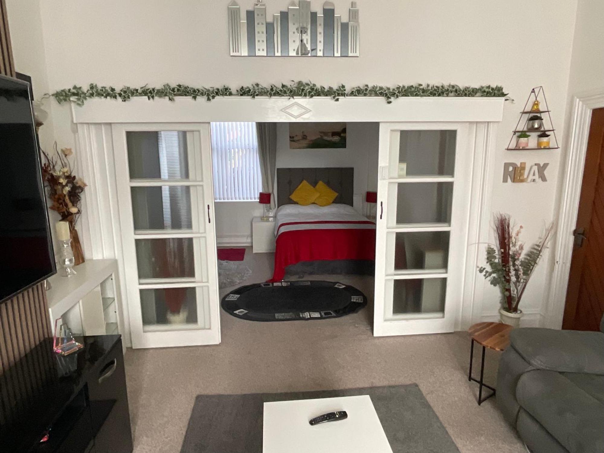 Victoria House - Self Catering Quiet Guesthouse - Adult Singles And Couples Only Blackpool Exteriér fotografie