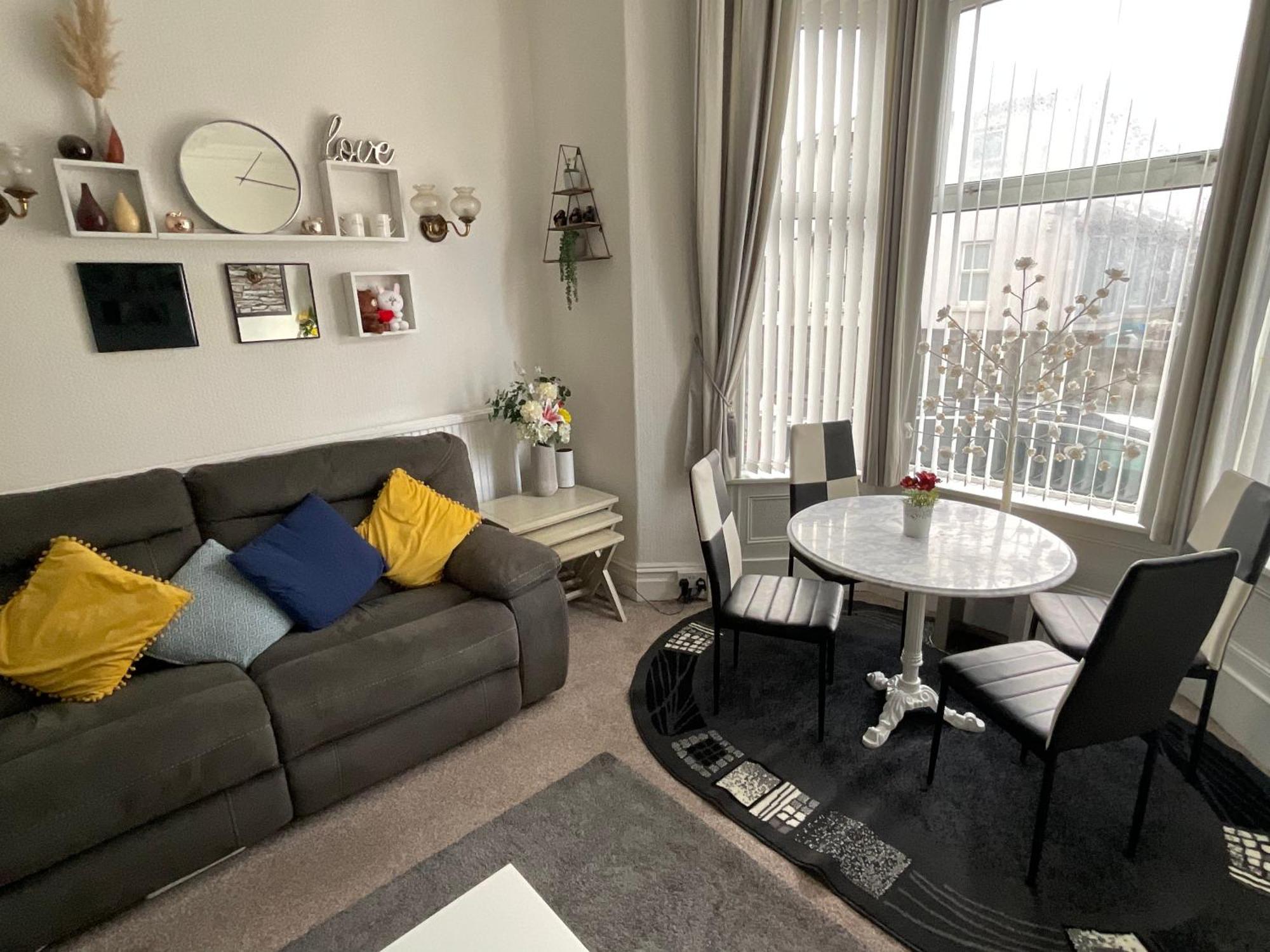 Victoria House - Self Catering Quiet Guesthouse - Adult Singles And Couples Only Blackpool Exteriér fotografie