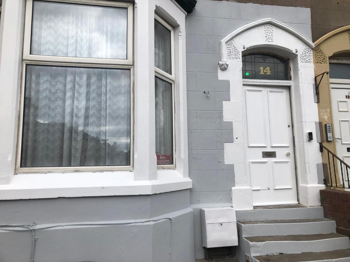Victoria House - Self Catering Quiet Guesthouse - Adult Singles And Couples Only Blackpool Exteriér fotografie